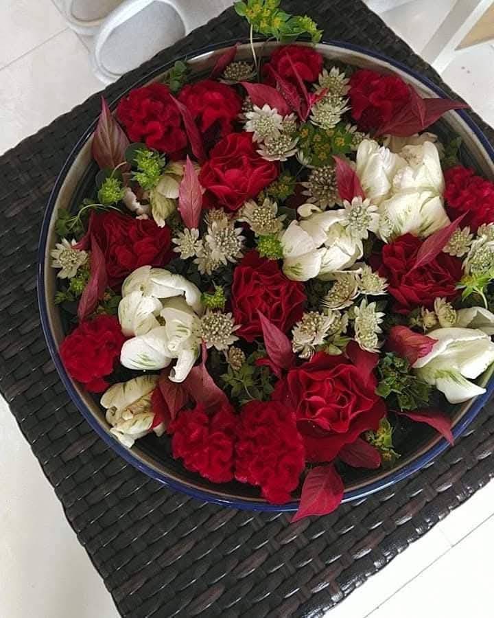 赤いバラを中心にした花手水