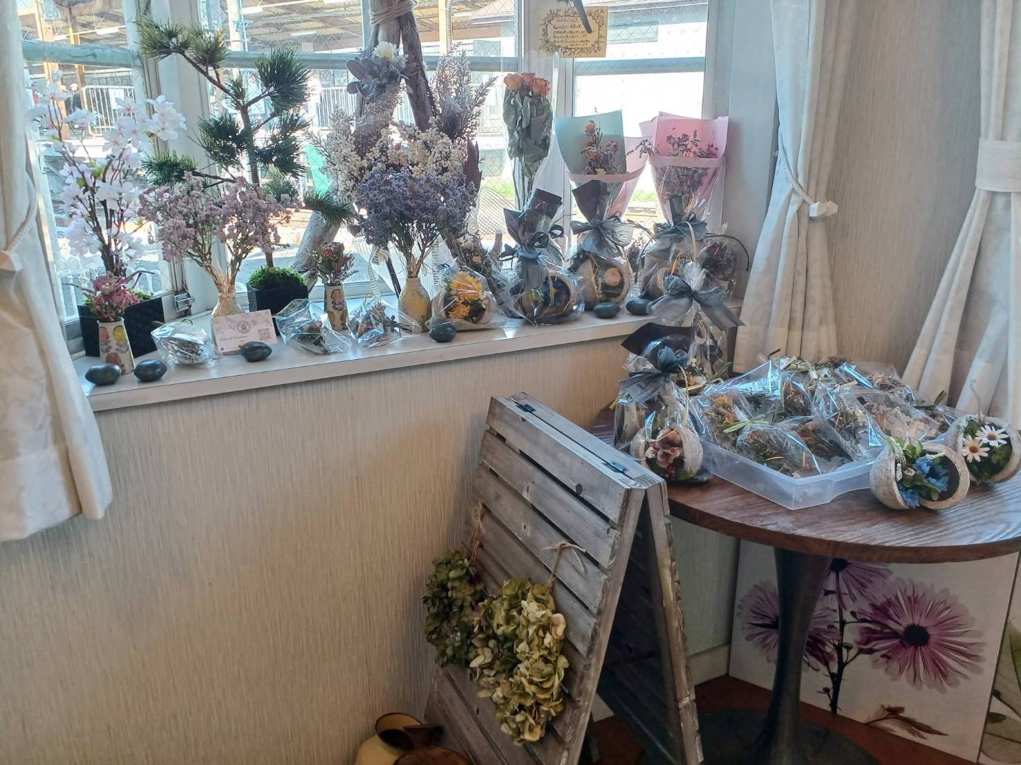 ホワイトホテル鎌倉1階の花屋販売コーナー